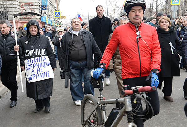 Участники ативоенного "Марша мира" во время шествия по Бульварному кольцу в Москве.