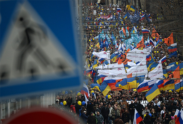 По данным столичного главка полиции, по состоянию на 14 часов на шествие "Против воссоединения Крыма с Россией" в Москве собралось порядка 3 тысяч человек.