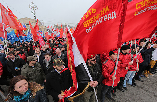 Участники акции "Марш братства и гражданского сопротивления" во время шествия под лозунгами "Против Майдана!" и "Фашизм не пройдет!".
