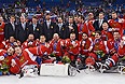 Игроки и тренеры сборной России, завоевавшие серебряные медали на соревнованиях по следж-хоккею на XI зимних Паралимпийских играх в Сочи, во время медальной церемонии.