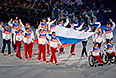 Вынос национального флага России на церемонии закрытия XI зимних Паралимпийских игр в Сочи.