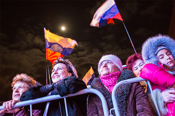 Жители Симферополя на концерте "Крым-Весна", на площади Ленина в центре города, в день голосования на референдуме о статусе Крыма.