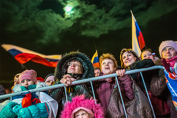 Жители Симферополя на концерте "Крым-Весна", на площади Ленина в центре города, в день голосования на референдуме о статусе Крыма.