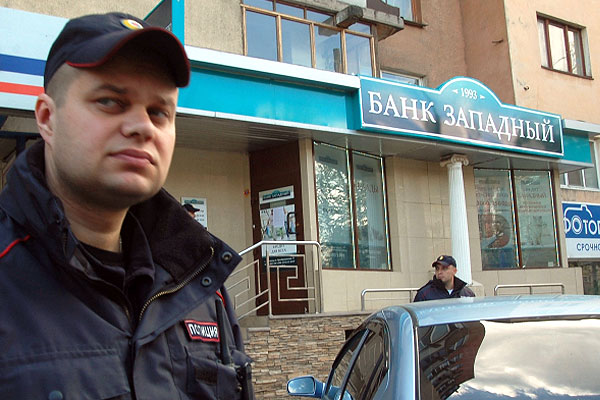 Сотрудники полиции у входа в отделение банка "Западный" в Белгороде. Утром в понедельник мужчина захватил заложников в белгородском отделении банка "Западный", у которого ЦБ отозвал лицензию.
