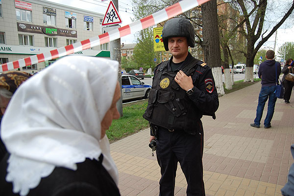 Сотрудниками полиции блокировано здание банка "Западный" в Белгороде. Утром в понедельник мужчина захватил заложников в белгородском отделении банка "Западный", у которого ЦБ отозвал лицензию.