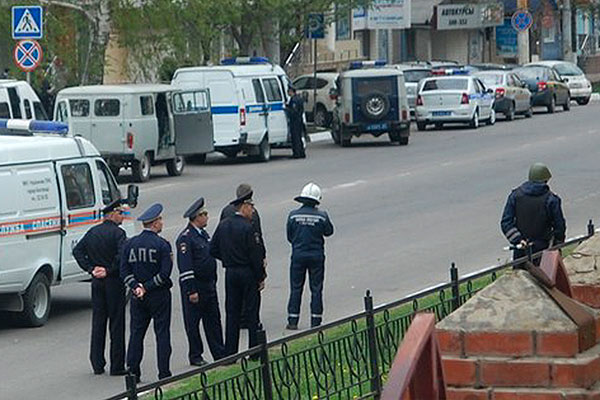 В 10:45 по московскому времени мужчина с охотничьим оружием проник в здание одного из банков Белгорода и захватил заложников. По данным МВД, в помещении находилось три человека.