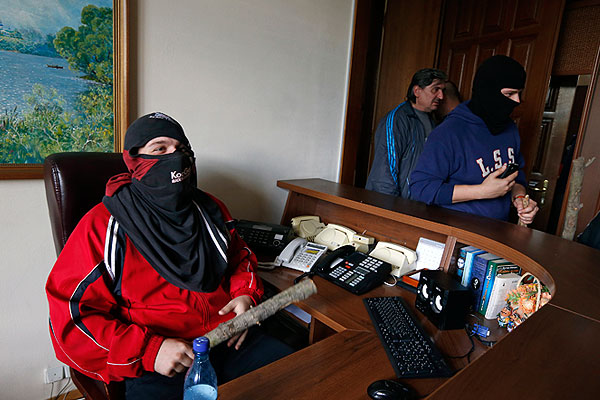 Сторонники "народного губернатора" Луганска заняли одну из приемных администрации.