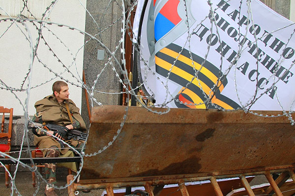 Боец народного ополчения у здания областной администрации в Луганске, контролируемого милицией и сторонниками федерализации.