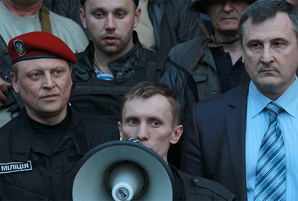 Пророссийские активисты возле здания ГУМВД в Луганской области. Милиционерам находящимся в здании, было предложено покинуть его без оружия.