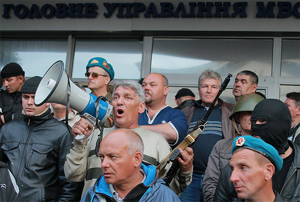 Пророссийские активисты возле здания ГУМВД в Луганской области. Милиционерам, находящимся в здании, было предложено покинуть его без оружия.