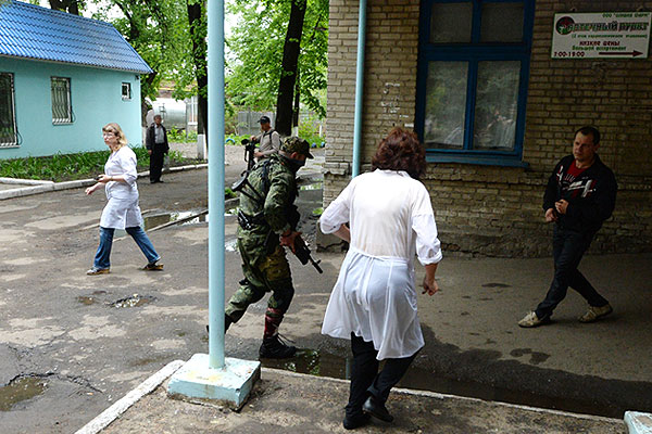 Боец ополчения Донбасса, раненный в ногу во время боев на окраине Славянска.
