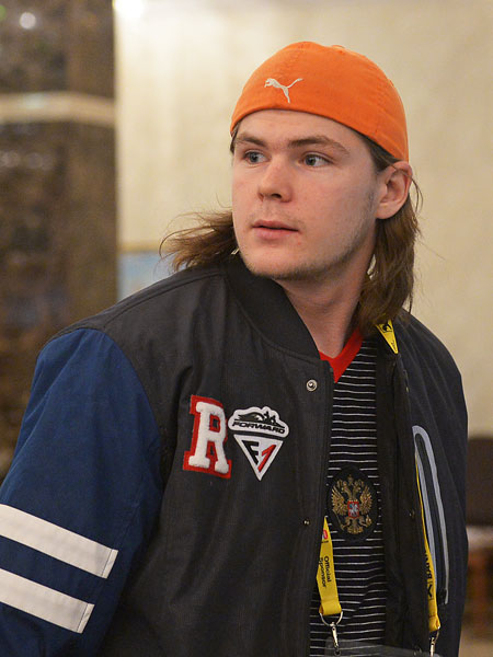 Игрок сборной России по хоккею Виктор Тихонов в холле "Президент-отеля" в Минске.