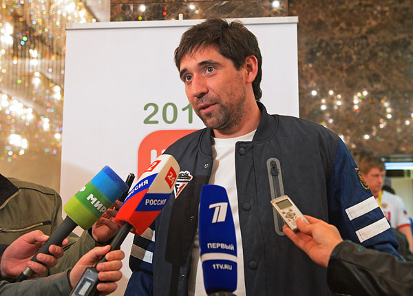 Игрок сборной России по хоккею Данис Зарипов дает интервью журналистам в холле "Президент-отеля" в Минске.