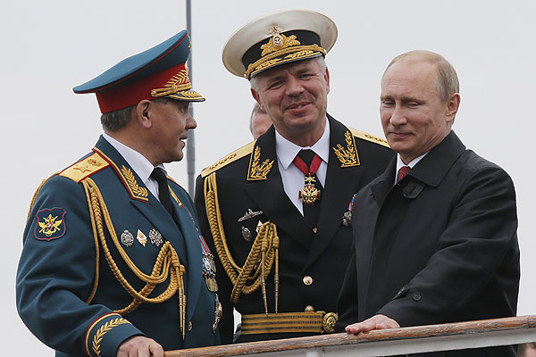 Сергей Шойгу, Александр Витко и Владимир Путин в Севастополе.