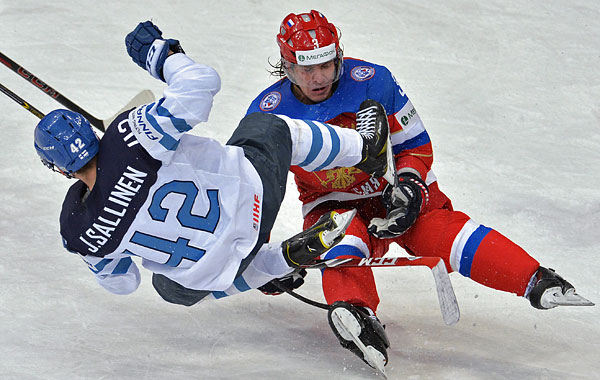 Игрок сборной Финляндии Ере Саллинен (слева) и игрок сборной России Андрей Зубарев в во время игры.