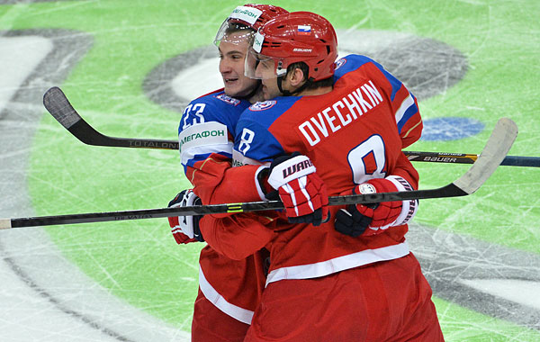 Игроки сборной России Дмитрий Орлов (слева) и Александр Овечкин радуются забитому голу.