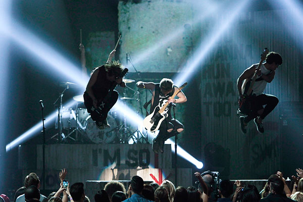 Австралийская группа 5 Seconds of Summer выступает на Billboard Music Awards 2014 в Лас-Вегасе.