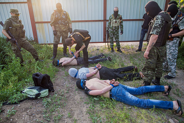 Бойцы народного ополчения Донбасса задержали подозрительных мужчин на окраине города Краматорска.