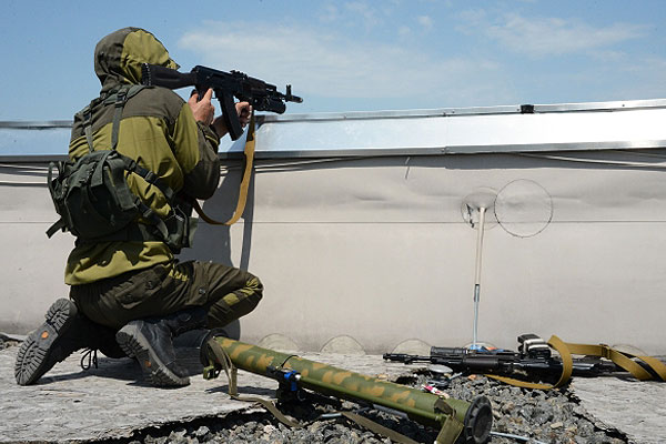 Вооруженный сторонник "Донецкой народной республики" на крыше одного из зданий аэропорта.