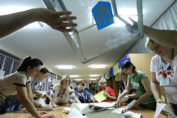 По данным Центризбиркома со большинства избирательных участков, где действительно проводилось голосование, явка на выборах превысила 60%.