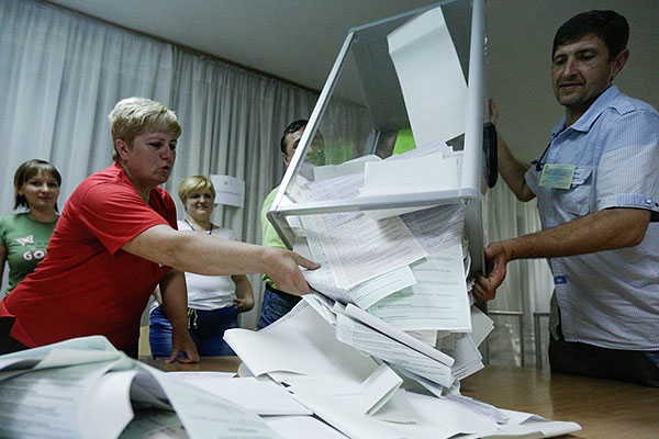 Члены избирательной комиссии готовятся считать голоса.