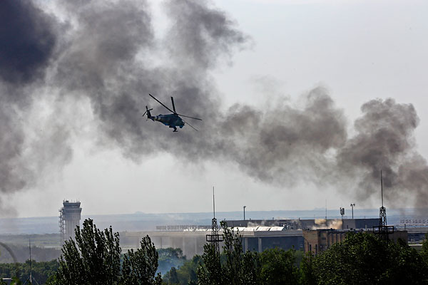 Украинский боевой вертолет Ми-24 над зданием донецкого международного аэропорта.