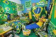 Бразильская футбольная фанатка играет с мячом в своем доме.