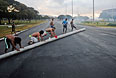 Группа демонстрантов пытается перекрыть дорогу, ведущую к Национальному стадиону Бразилии.