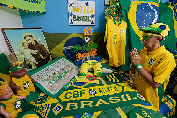 63-летняя футбольная фанатка в своем доме в Бразилии.