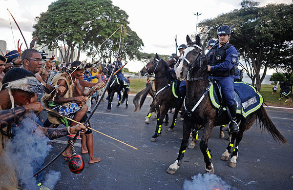 Противники мундиаля, бразильские индейцы пытаются прорваться к стадиону, где должен был состоятся показ Кубка мира.
