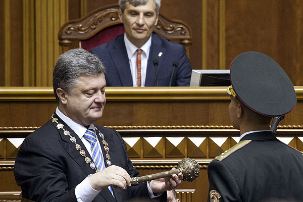 Порошенко принимает булаву - один из символов главы государства.