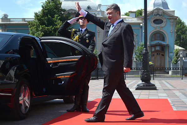 Президент Украины Петр Порошенко у автомобиля после церемонии инаугурации.