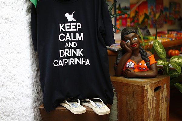 Майка с надписью "Будь спокоен и пей кайпиринью". Кайпиринья (порт. Caipirinha) — популярный бразильский алкогольный коктейль, который готовится из кашасы, лайма, льда и тростникового сахара.