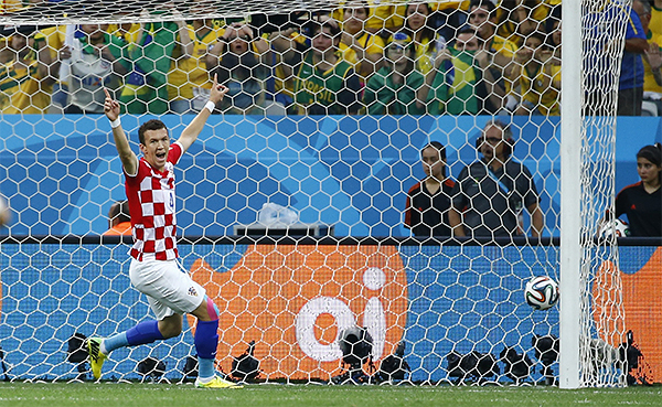 Иван Перишич поздравляет бразильскую команду, забившую первый мяч в свои же ворота.