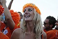 Болельщица сборной Голландии по футболу радуется победе над Испанией в матче группы В чемпионата мира в Бразилии.
