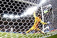 Мяч влетает в ворота сборной Англии по футболу после удара нападающего сборной Италии Марио Балотелли.