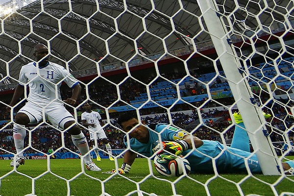 Мяч влетает в ворота сборной Гондураса от рук вратаря Ноэля Вальядареса. В матче Франция - Гондурас впервые на ЧМ-2014 для определения взятия ворот была использована электронная система фиксации гола.