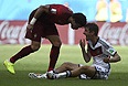 Футболист сборной Португалии Пепе (слева) нарушил правила против полузащитника команды Германии Томаса Мюллера и был удален с поля в матче группы G.