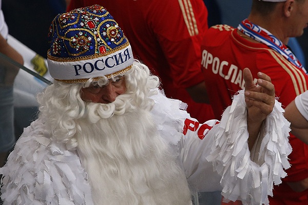 Дед Мороз болеет за сборную России в матче против Южной Кореи.