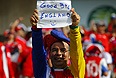 Болельщик Коста-Рики держит самодельный плакат с надписью "До свидания, Англия". После победы костариканцев над итальянскими футболистами сборная Англии потеряла все шансы на выход в плей-офф чемпионата мира.