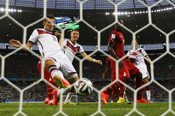 Нападающий сборной Германии Мирослав Клозе забивает свой 15-й гол на чемпионатах мира по футболу. По этому показателю он догнал бразильца Роналдо.