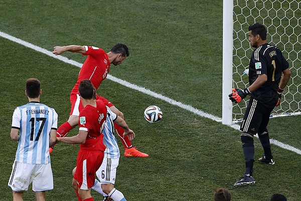 Футболист сборной Бельгии Блерим Джемаили наносит неточный удар по воротам команды Аргентины в матче 1/8 финала ЧМ.