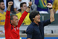 Тренер сборной Германии Йоахим Лев и тренер вратарей Андреас Кепке считают голы.