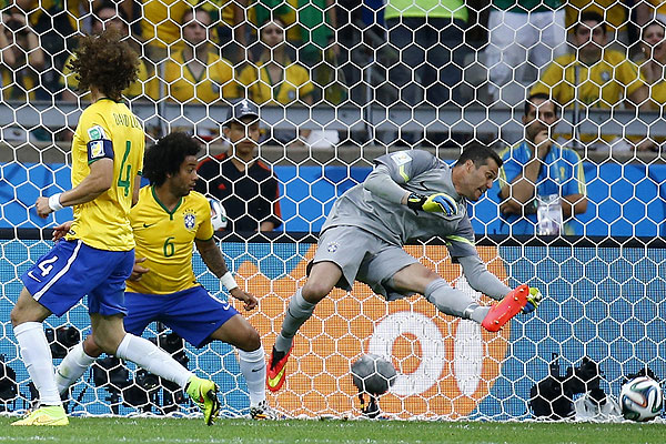 Вратарь бразильцев Жулио Сезар бессилен против мяча Томаса Мюллера.