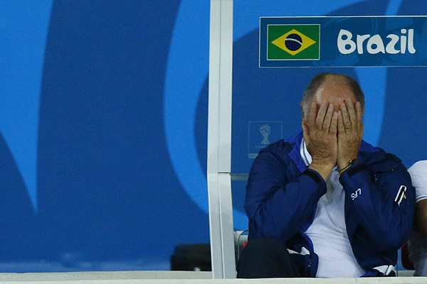 Главный тренер сборной Бразилии Луис Фелипе Сколари предпочитает не видеть, как его команда проигрывает Германии с разгромным счетом.