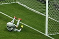 Вратарь сборной Бразилии Жулио Сезар пропускает десятый гол за последнюю неделю: голландец Жоржиньо Вейналдум забивает третий гол своей команды в матче за бронзу чемпионата мира.