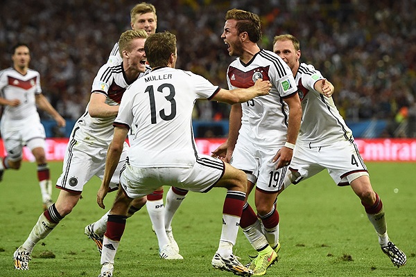Полузащитник сборной Германии Марио Гетце (№19) забивает победный гол в ворота сборной Аргентины.