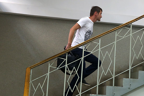 Брат Навального (Олег) поднимается по лестнице в здании Замоскворецкого суда.