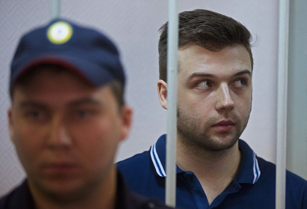 Илья Гущин (справа), обвиняемый по делу о беспорядках на Болотной площади 6 мая 2012 года, во время оглашения приговора в Замоскворецком суде. Приговорен к 2,5 годам колонии.