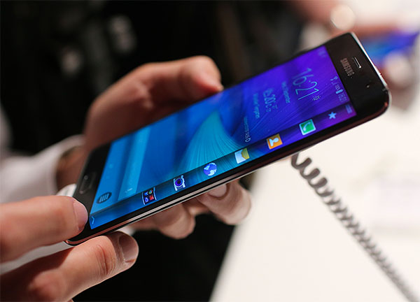 Galaxy Edge, смартфон, отличительной особенностью которого является как бы "стекший" на бок дисплей. На боковой экран устройства будут выводится уведомления, а также с его помощью можно будет получить быстрый доступ к часто используемым приложениям. Кроме того, он будет доступен даже тогда, когда основной дисплей смартфона занят другим приложением, например, фильмом или игрой.